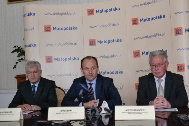 Prezydium konferencji. Ryszard Rębilas Prezes Zarządu Sp&oacute;łki Koleje Małopolskie, Marek Sowa Marszałek Wojew&oacute;dztwa Małopolskiego, Andrzej Siemieński Dyrektor Małopolskiego Oddziału Przewoz&oacute;w Regionalnych.