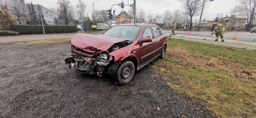 Skutek zderzenia osobówek w Brzozie pod Bydgoszczą.