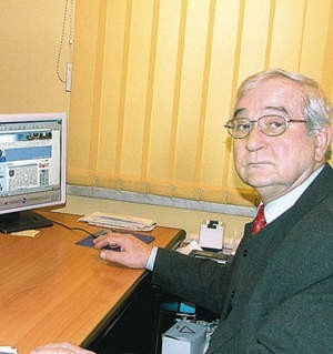 Burmistrz Józef Kazik przed swoim komputerem. Na ekranie strona Lublińca, już bez forum.