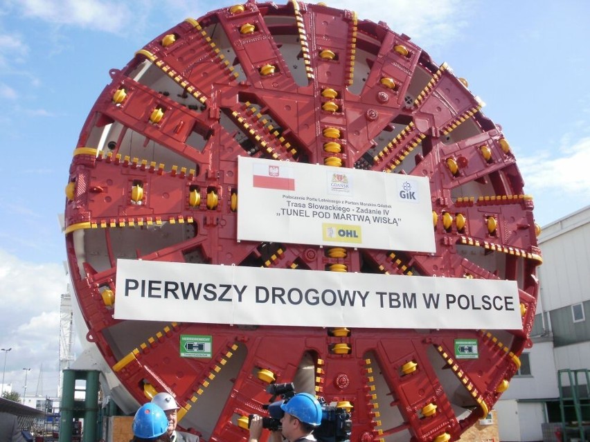 Władze Gdańska odebrały z fabryki maszynę TBM. Ten &quot;kret&quot; wywierci tunel pod Martwą Wisłą [ZDJĘCIA]