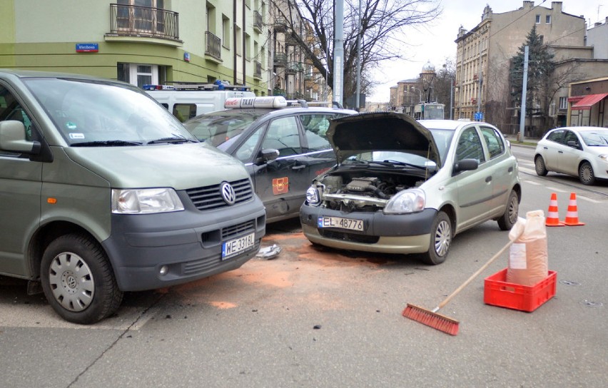 Zderzenie na Narutowicza w Łodzi. Dwie osoby ranne, trzy...