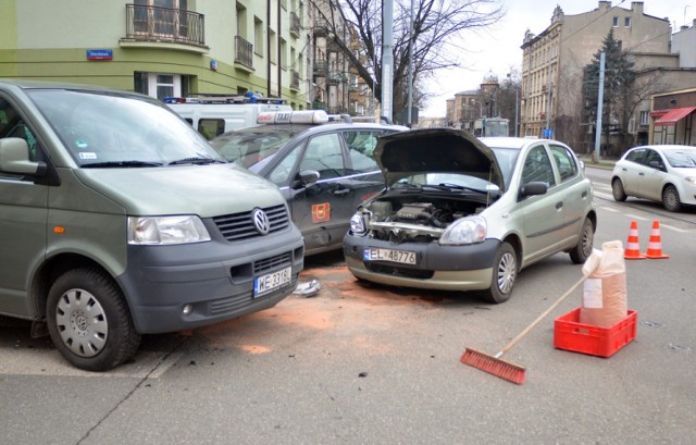 Zderzenie na Narutowicza w Łodzi. Dwie osoby ranne, trzy auta rozbite