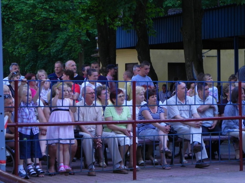 Publiczność słuchająca przebojów "Trubadurów" w Ćmielowie.