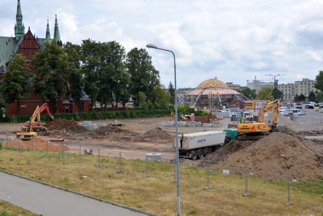 Obok dworca autobusowego w Kielcach budowany jest olbrzymi parking. Zmieści się na nim 80 samochodów.