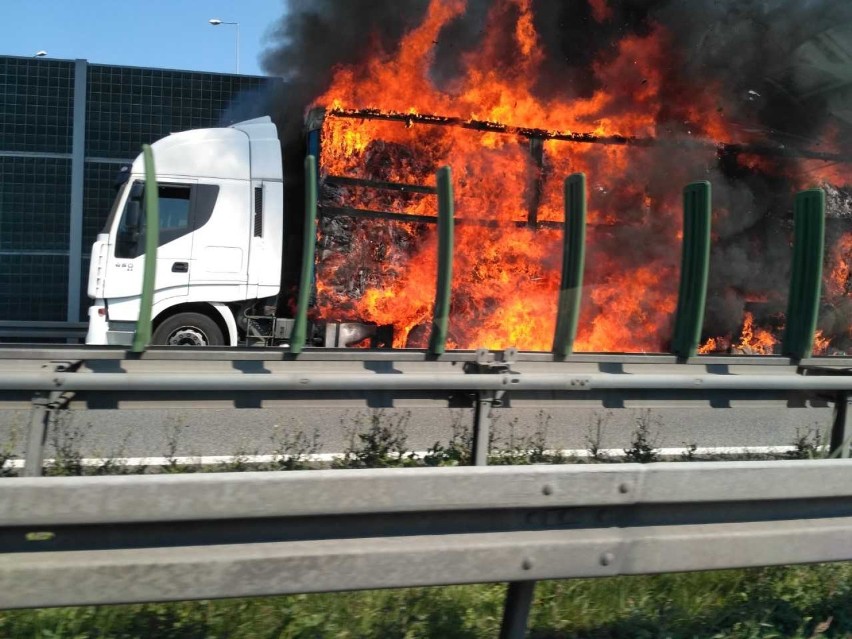 Pożar ciężarówki na obwodnicy Krakowa  [ZDJĘCIA]
