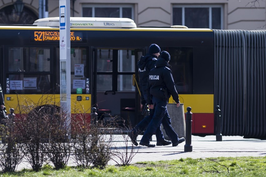 Kierujący zatrzymują przepełnione pojazdy. Na przystankach policja, a na szybach kartki. Tak Warszawa walczy z koronawirusem