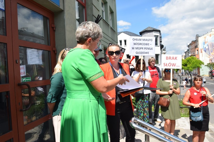 Pracownicy chełmskiego MOPR-u wyszli na ulicę. Głośna demonstracja miała swój koniec w gabinecie prezydenta 