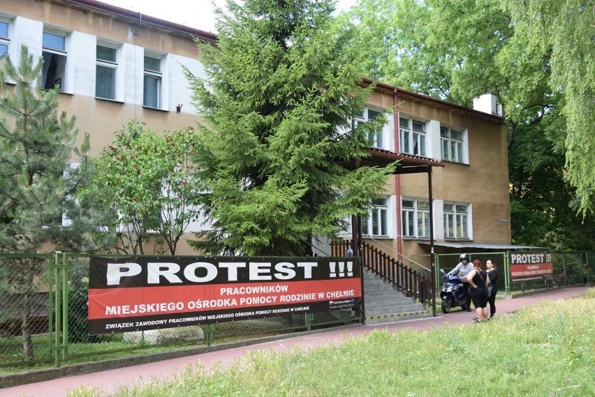 Pracownicy chełmskiego MOPR-u wyszli na ulicę. Głośna demonstracja miała swój koniec w gabinecie prezydenta 
