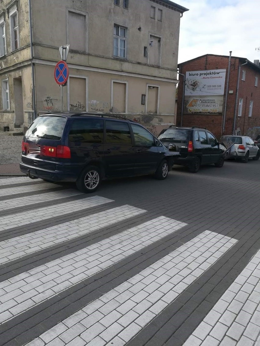 W Darłowie nielegalnie parkują na ul. Okrężnej. Stwarzają zagrożenie dla dzieci [ZDJĘCIA]