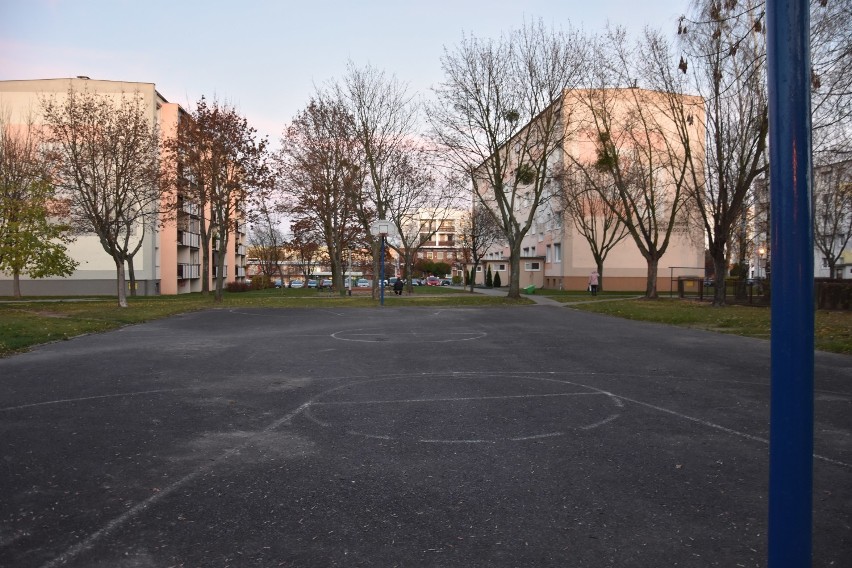 Zamiast boiska do koszykówki będą nowe parkingi