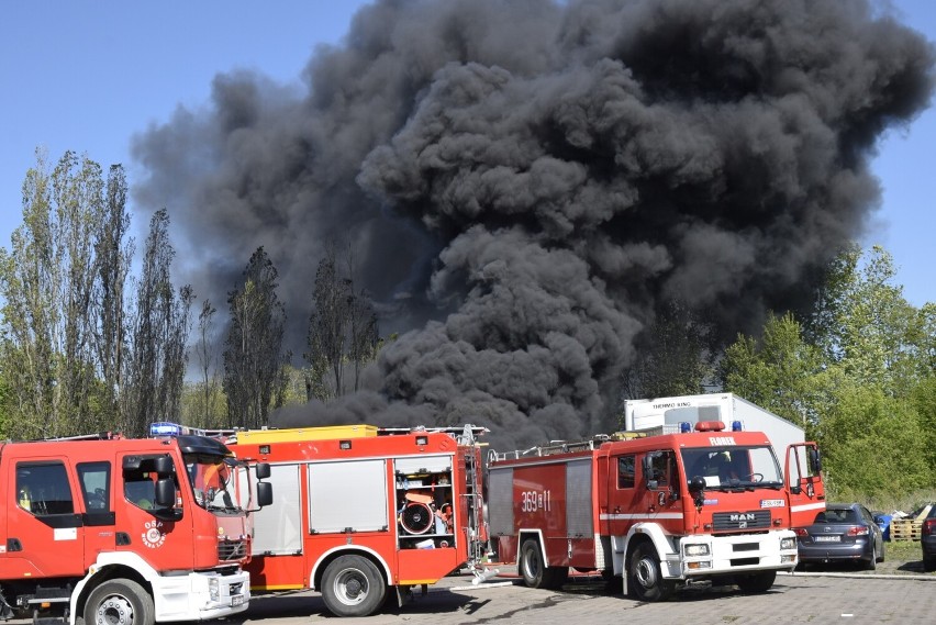 Siedem zastępów straży pożarnej gasiło pożar opon w bazie PKS w Skierniewicach