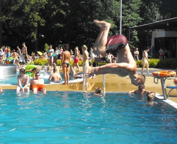 W weekend basen przy Witczaka jest oblegany przez tłumy