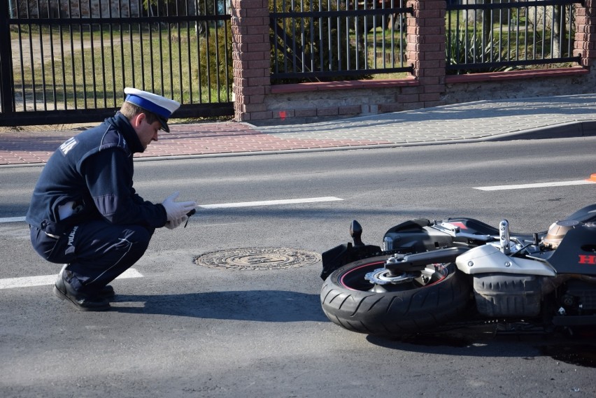 Wypadek motocyklisty na ulicy Kozietulskiego w Skierniewicach [ZDJĘCIA]