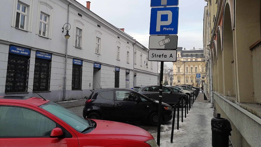 Nowy Sącz. W mieście może powstać strefa C płatnego parkowania, bo mieszkańcy mają dość aut z rejestracjami KNS i KLI pod domami?