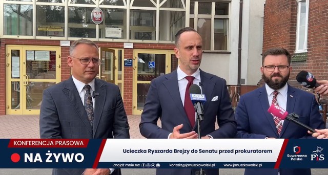 Pod inowrocławskim ratuszem przedstawiciele Suwerennej Polski przedstawili swoje zdanie na temat kandydowania prezydenta Inowrocławia w wyborach do Senatu RP