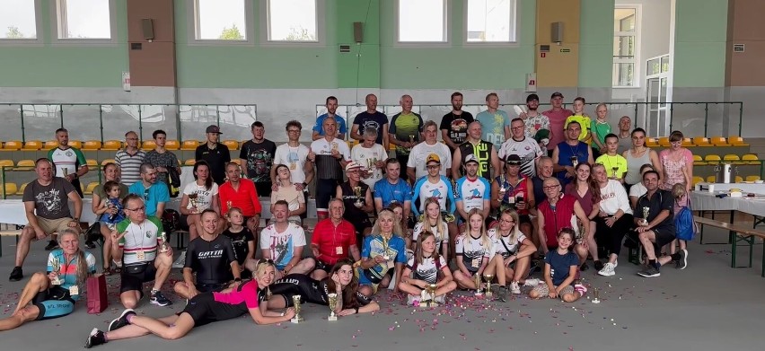 70 zawodników wzięło udział w Pólmaratonie Rolkarskim w Rybnie! (wideo)