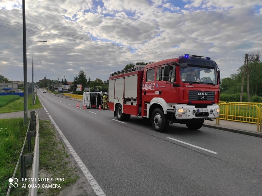 W Łasinie bus uderzył w barierki i przewrócił się na bok