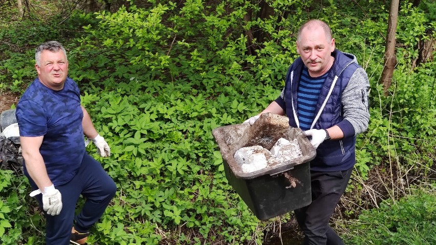 150 osób sprzątało las w Wygodzie gm. Wola Krzysztoporska w...