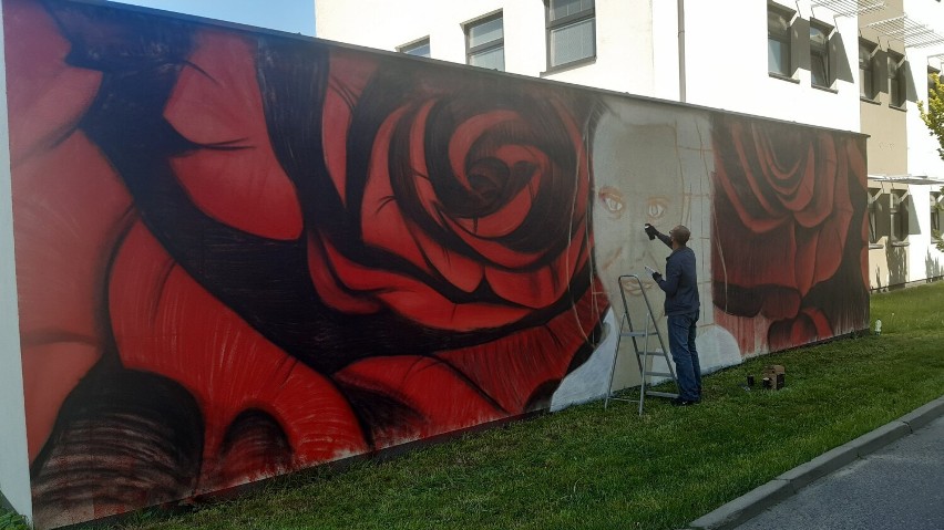 Mural dla Róży Kozakowskiej na ścianie budynku gminy Zduńska Wola