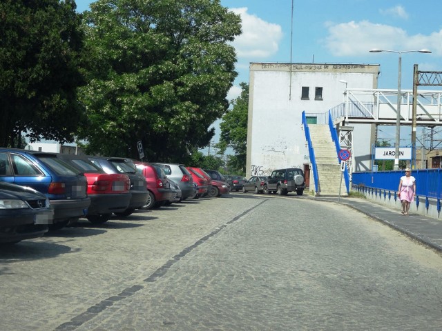 Dworzec PKP w Jarocinie: Kierowcy mają problem z zaparkowaniem samochodu