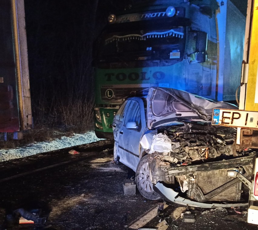 Wypadek na DK 74 w Jaksonku - zderzyły się trzy samochody...