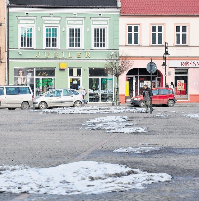 Śnieg na Rynku już stopniał, czas na zamiatarkę