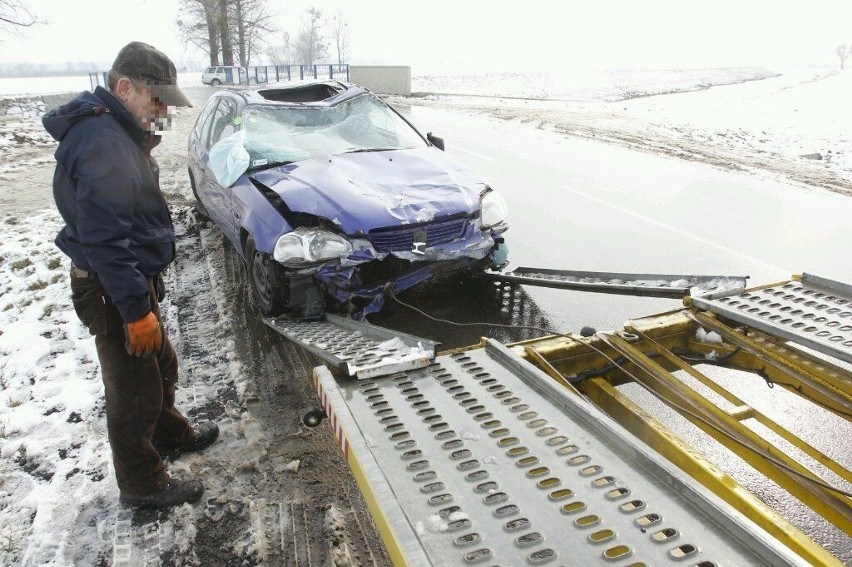 Wypadek na drodze Kotowice - Groblice: Auto wpadło do rzeki (ZDJĘCIA)