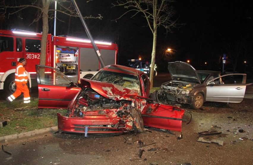 Dramatyczny wypadek w Kielcach. Trzy auta rozbite. Cztery osoby ranne!