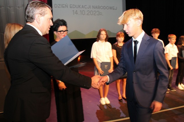 Dzień Edukacji Narodowej 2023 w Dąbrowie Górniczej. Nauczyciele odebrali nagrody i wyróżnienia a najlepsi uczniowie stypendia

Zobacz kolejne zdjęcia/plansze. Przesuwaj zdjęcia w prawo naciśnij strzałkę lub przycisk NASTĘPNE