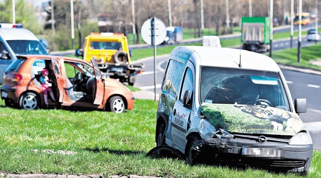 Kierujący matizem prawdopodobnie chciał zawrócić i zajechał drogę oplowi.