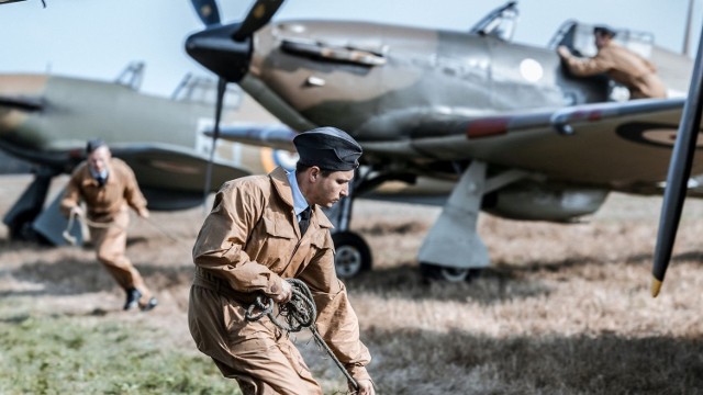 Fabuła filmu powstała na bazie książki pt. „Dywizjon 303” autorstwa Arkadego Fiedlera. Nie każdy wie, że był on nie tylko cenionym reportażystą i podróżnikiem, ale również porucznikiem Wojska Polskiego, znającym wszystkich pilotów Dywizjonu.