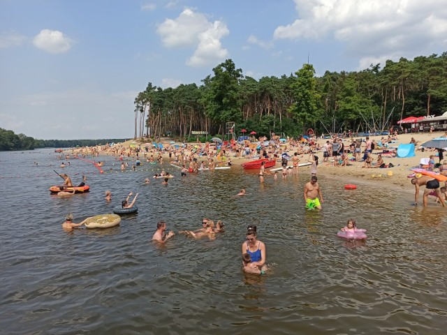 Kąpiele, plażowanie, zabawa w wesołym miasteczku i dobre jedzenie - to gwarantuje Ślesin