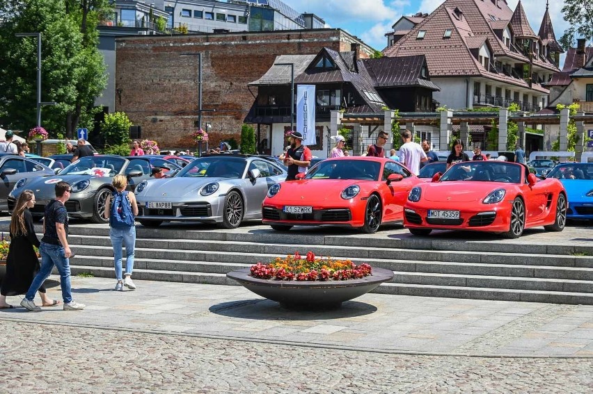 Zakopane. 650 koni pod maską, legendarny wygląd. Samochody porsche opanowały miasto pod Giewontem 