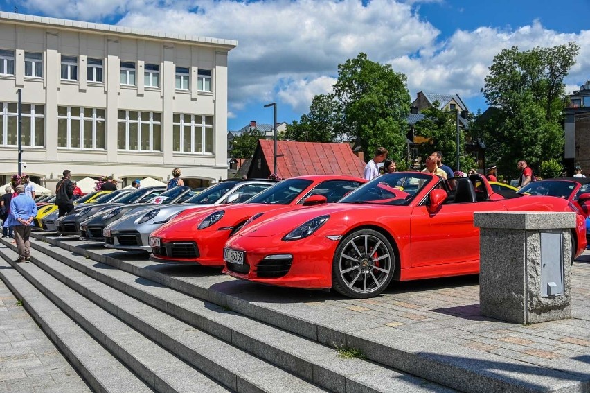 Zakopane. 650 koni pod maską, legendarny wygląd. Samochody porsche opanowały miasto pod Giewontem 