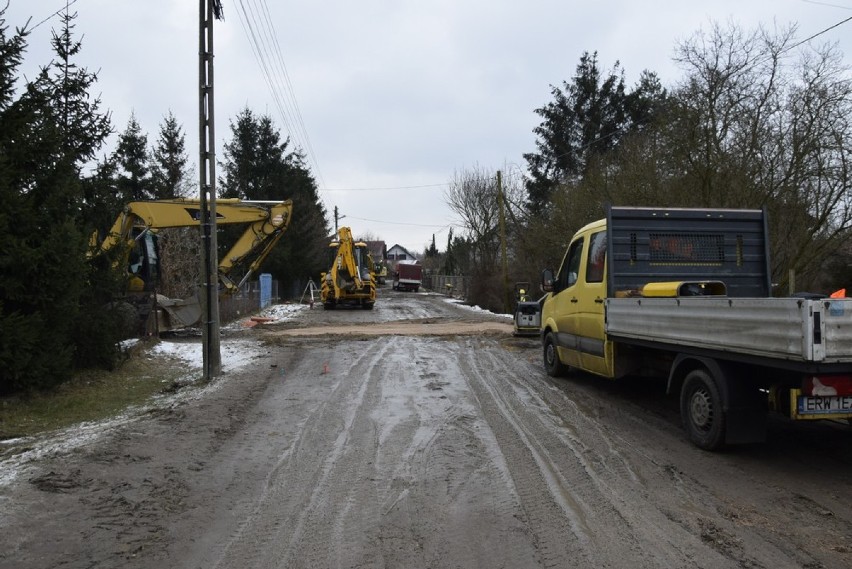 Na osiedlu Halinów trwa budowa przyłączy kanalizacyjnych do...