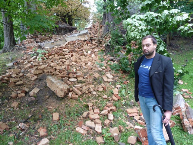 Runął fragmenty muru zabytkowego cmentarza ewangelickiego w Kaliszu