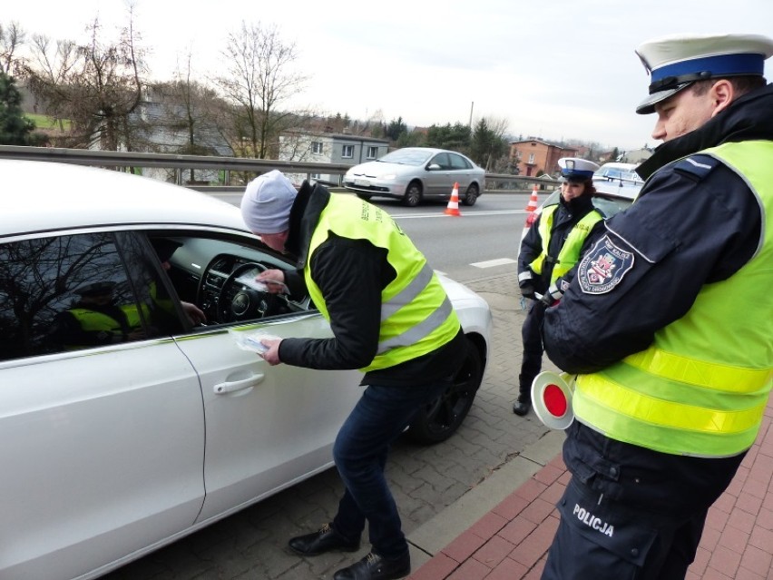 Policja w Kaliszu rozdawała zapachy samochodowe, by...