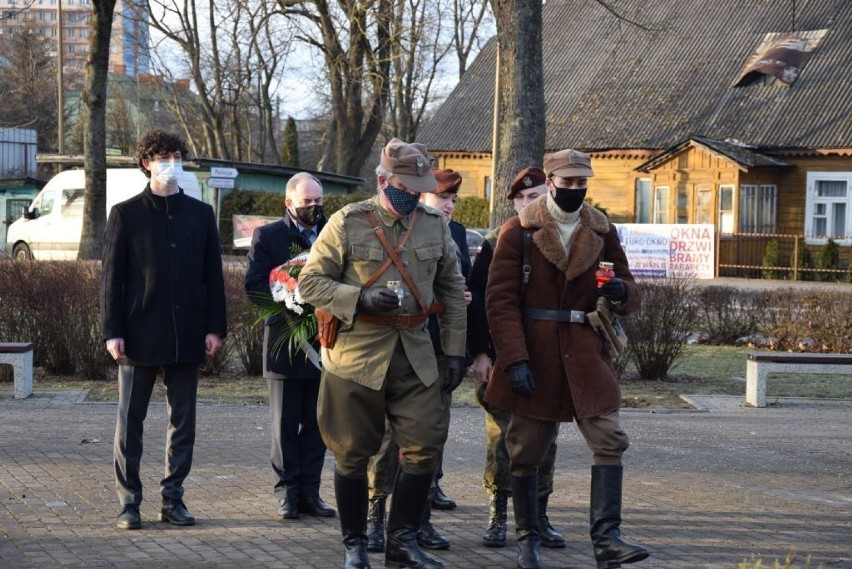 Dzień Pamięci Żołnierzy Wyklętych w Suwałkach. Władze miasta złożyły kwiaty pod pomnikiem