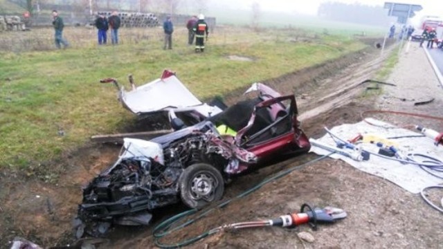 Trzy osoby zostały poważnie ranne w wypadku, do którego doszło w poniedziałek na trasie Turek-Kalisz w miejscowości Feliksów. Na prostym odcinku drogi ciężarówka zderzyła się z samochodem osobowym.

Zobacz więcej: Wypadek w Feliksowie. Ciężarówka zderzyła się z vw golfem