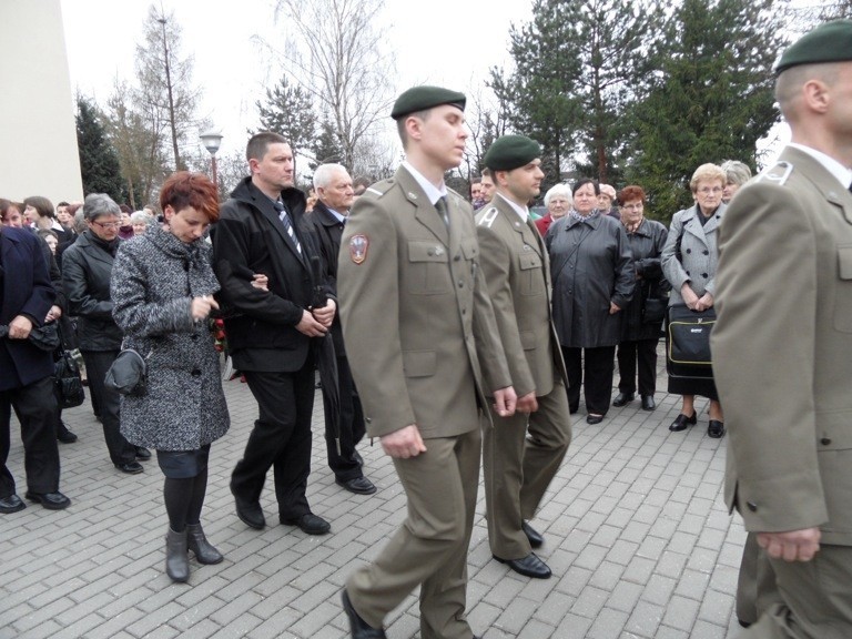 Rusinowice: Pogrzeb ks. Damiana Kominka [ZDJĘCIA]. Duszpasterza żegnały tłumy wiernych