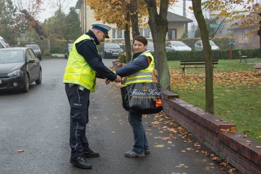 Wielgomłyny: Rozdawali kamizelki w ramach akcji "Bezpieczne Drogi Powiatowe"