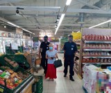 Policjanci i Sanepid sprawdzali czy klienci sklepów i stacji paliw przestrzegają przepisów epidemiologicznych [zdjęcia] 
