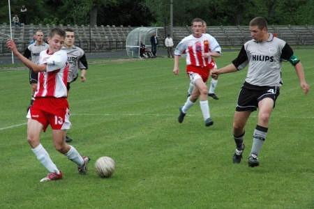 Grzegorz Skórzewski (po prawej) w meczu z Jantarem Ustka strzelił dwa gole dla Wierzycy Starogard Gd. Fot. Władysław Prabucki