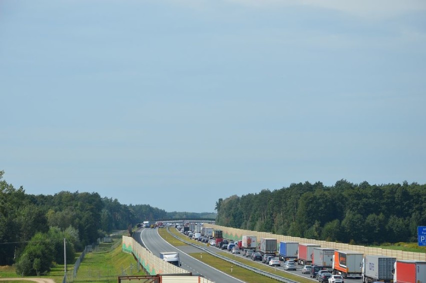 Autostrada A2 zablokowana. Karambol pod Skierniewicami w kierunku Warszawy [ZDJĘCIA]