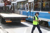 Wrocław. Bardzo dziwny wypadek. Dźwig wyrwał drzwi... tramwaju. Zobacz zdjęcia