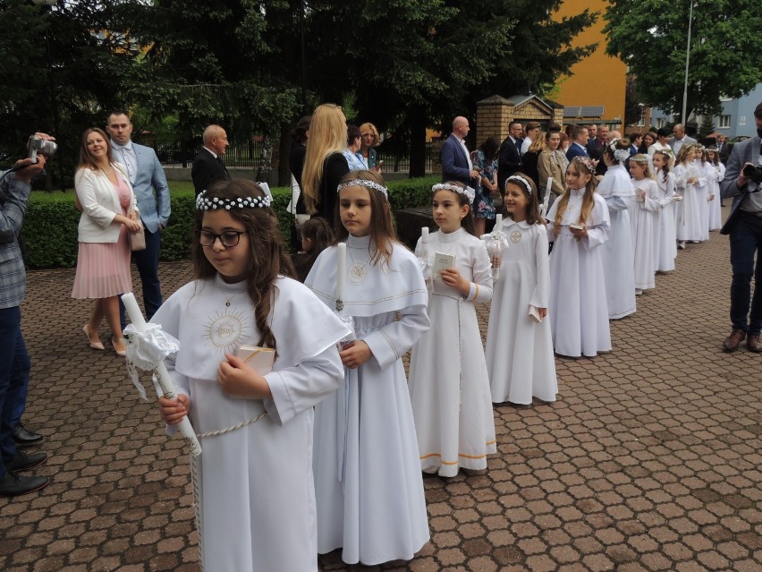 Pierwsza niedzielna grupa przystąpiła do sakramentu Pierwszej Komunii Świętej w parafii pw. św. Wojciecha