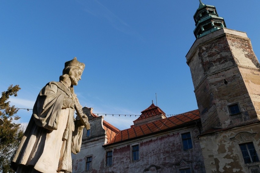 Zamek w Niemodlinie to budowla, która bardzo szybko odzyskuje swój dawny blask. Warto go odwiedzić [ZDJĘCIA]