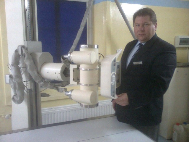 Dyrektor Dariusz Kostrzewa przy nowym rentgenie.