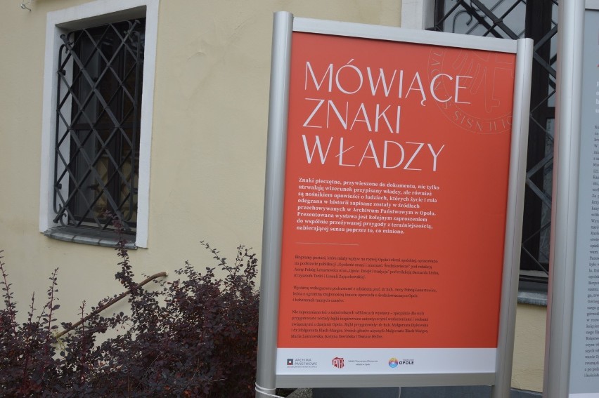 „Mówiące znaki władzy” - nowa wystawa o dawnym Opolu przez Archiwum Państwowym