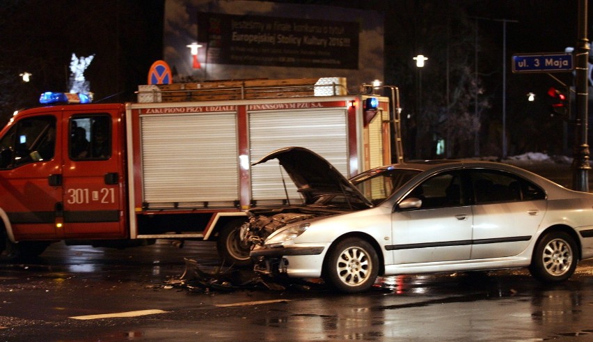 Krakowskie Przedmieście: Zderzenie audi i peugeota (ZDJĘCIA)